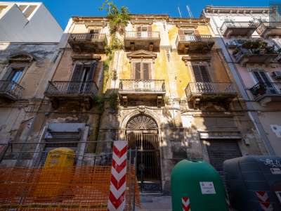 L�immobile si presenta su tre livelli, � di color terra di Siena e ha un prospetto tripartito con il corpo centrale leggermente aggettante